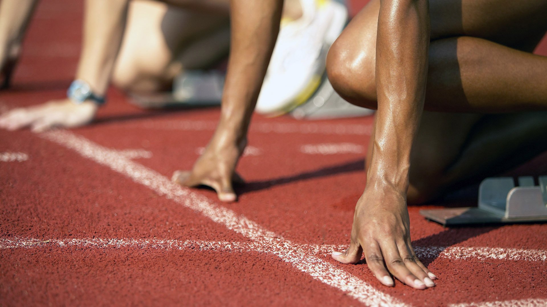 仰泳选手滑行延长，动作连贯，仰泳划水路线