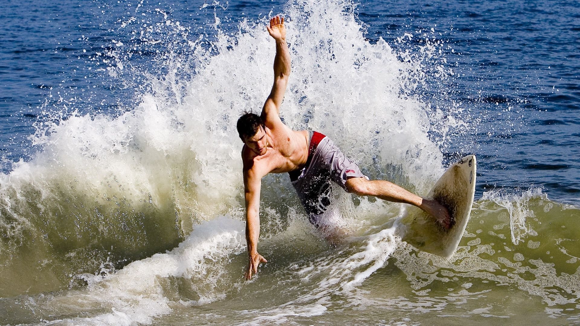 黄蜂前锋赛后鼓励年轻球员坚持专注细节，黄蜂小前锋